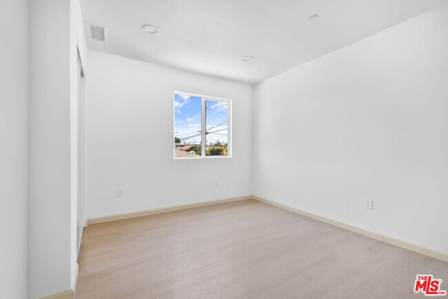 Building Photo - 1120 W 110th St