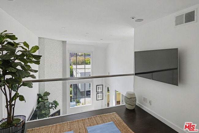 Building Photo - 720 Huntley Dr