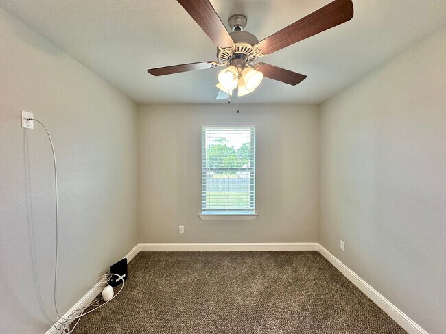 Building Photo - Available Now! Beautiful Home in Lindsey C...