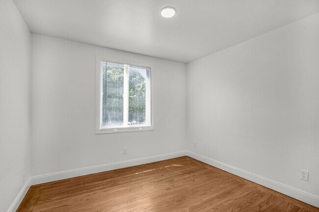Building Photo - 3/1 Available Now Daly City