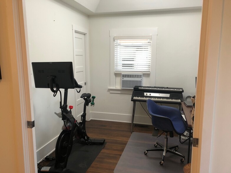 Building Photo - 303 6th Ave