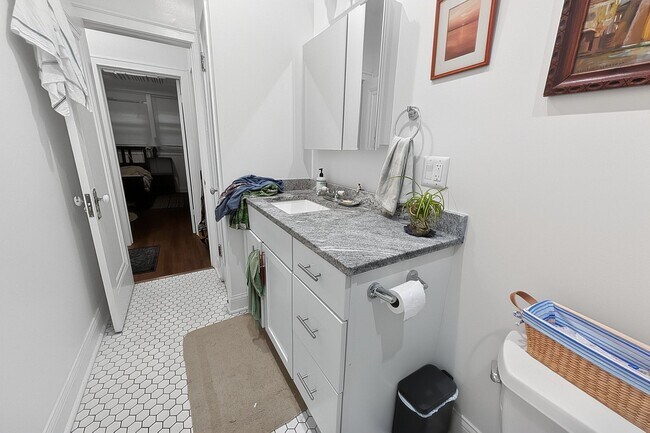 Building Photo - Newly Renovated 1 BR in Loyola on Lovely Quiet Block