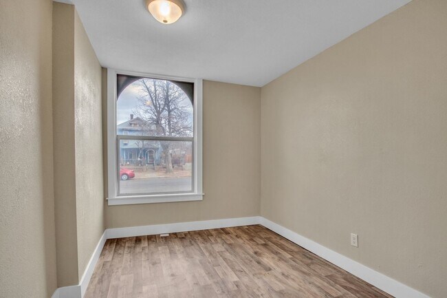 Building Photo - 912 W 13th St