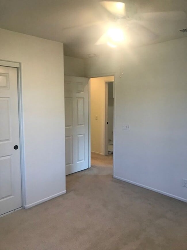 Building Photo - Gated Community!