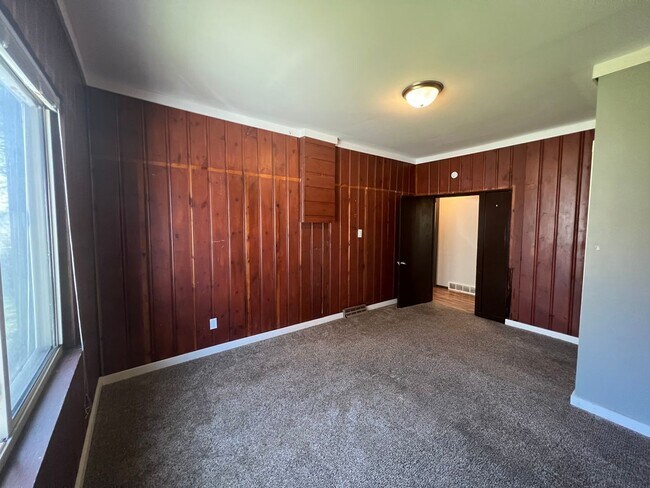 Building Photo - AVAILABLE JUNE - 3 Bed 1 Bath w/ Great View