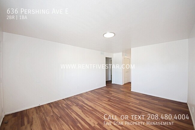 Building Photo - 2024 Remodeled Apartment, $100 Laundry Cre...