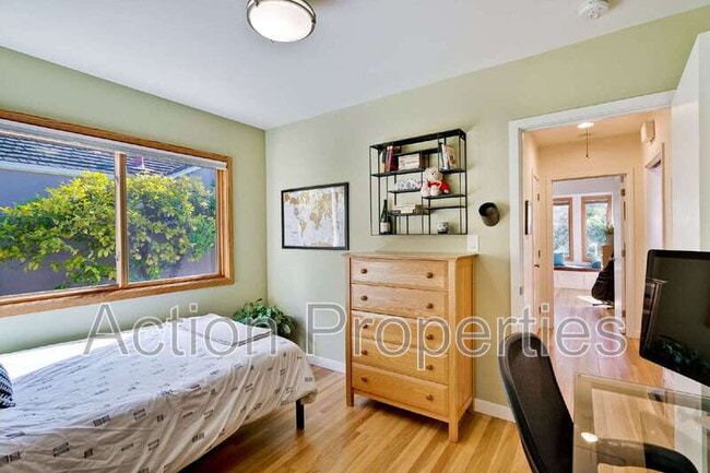 Building Photo - 360 Velarde St