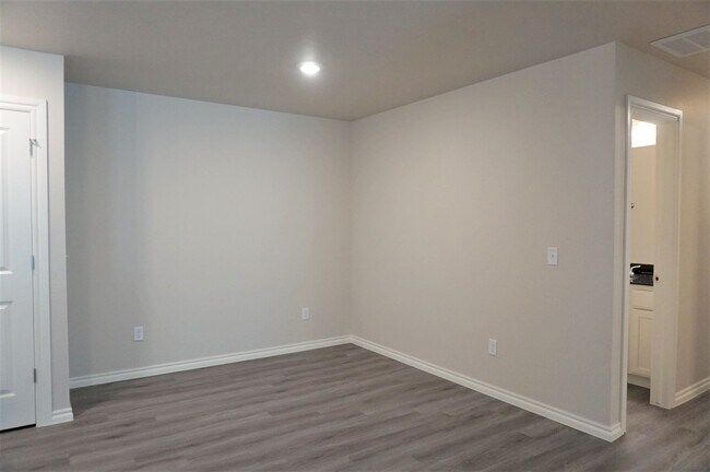 Building Photo - 3 Bed 2 Bath 2 Car Duplex in Chisholm Creek NW OKC