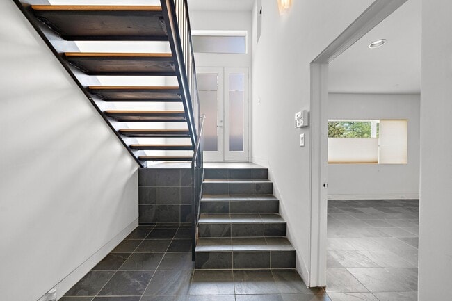 Building Photo - 105 Willard St