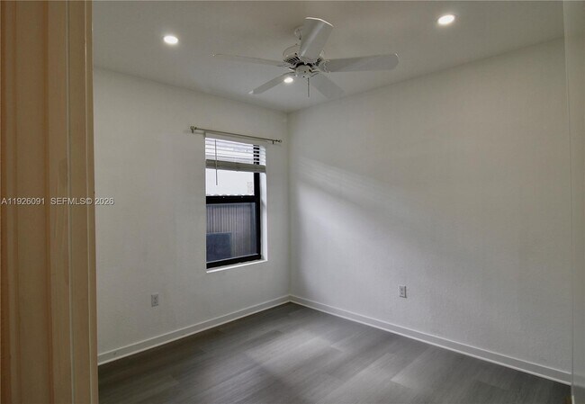 Building Photo - 561 NE 6th Pl