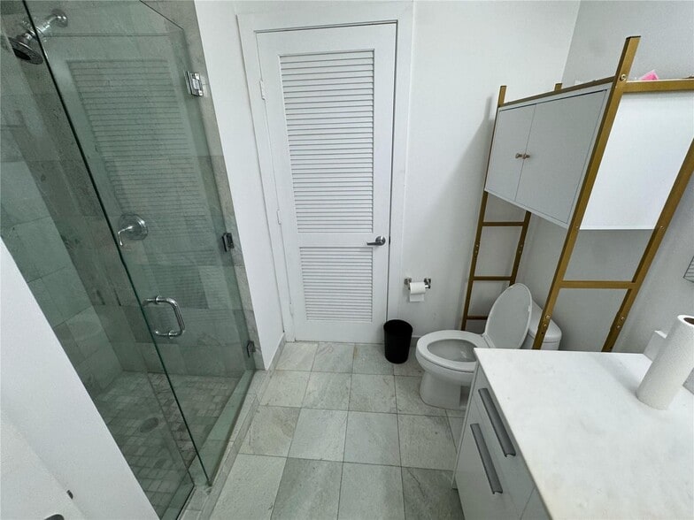 Building Photo - 1050 Brickell Ave