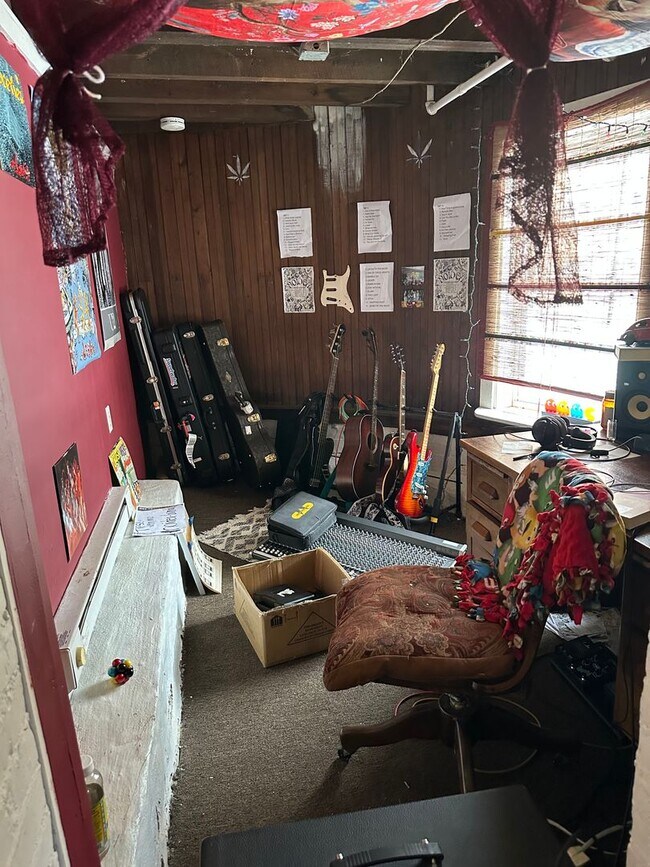 Building Photo - ALLSTON 4 BED/2 BATH FOR 9/1!  UPDATED KITCHEN AND BIG ROOMS!