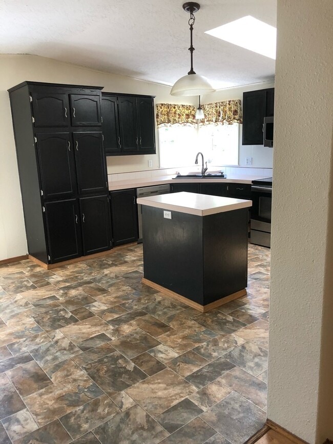 Building Photo - Spacious 3 bedroom home