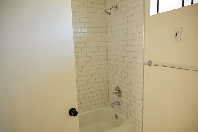 Building Photo - 364 Orizaba Ave