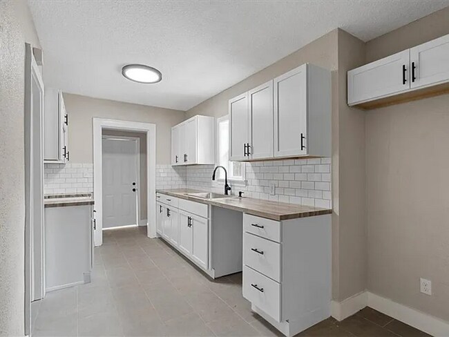 Building Photo - Stunning and Spacious 5BR 2BA Home in Kansas City