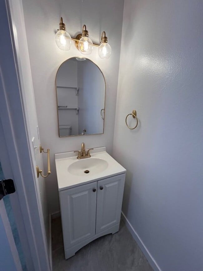 Building Photo - 3 bed 1.5 bath 2 story condo in Park Place...