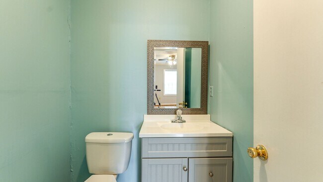 Building Photo - 3 Bedroom 1.5 Bath House in Hobcaw Point - Mount Pleasant