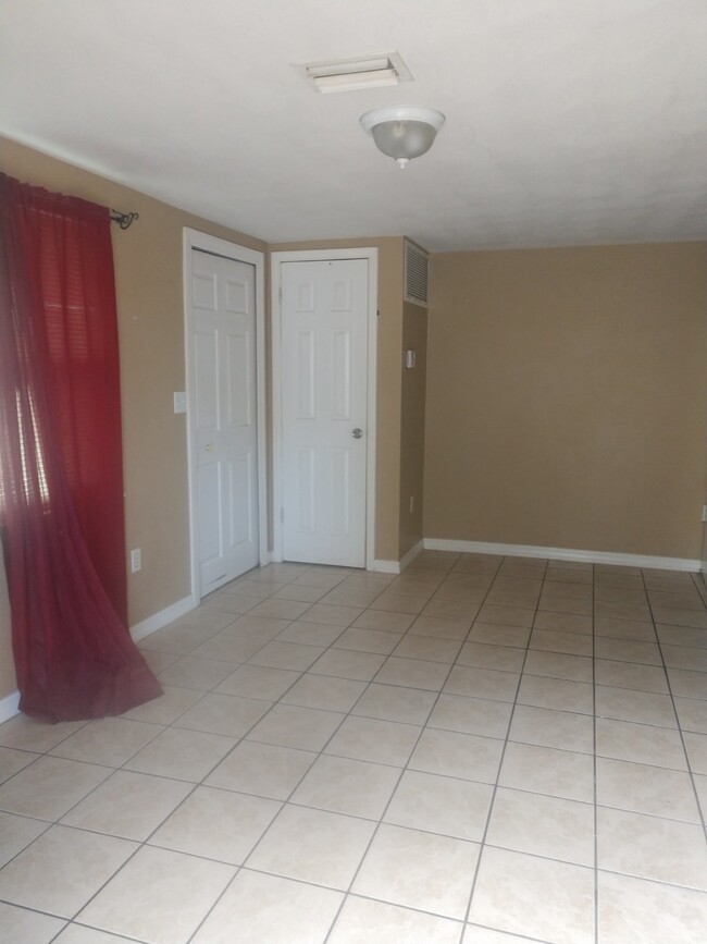 Building Photo - "Charming 2-Bed/1 Bath on Hacienda Way"