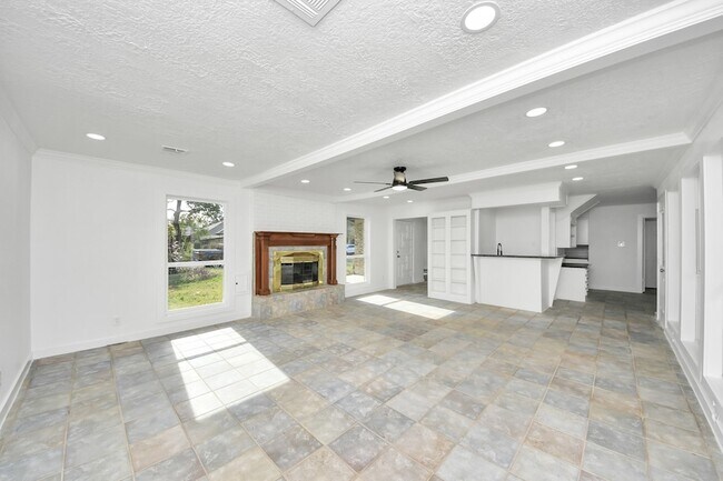 Building Photo - 616 S Rivershire Dr