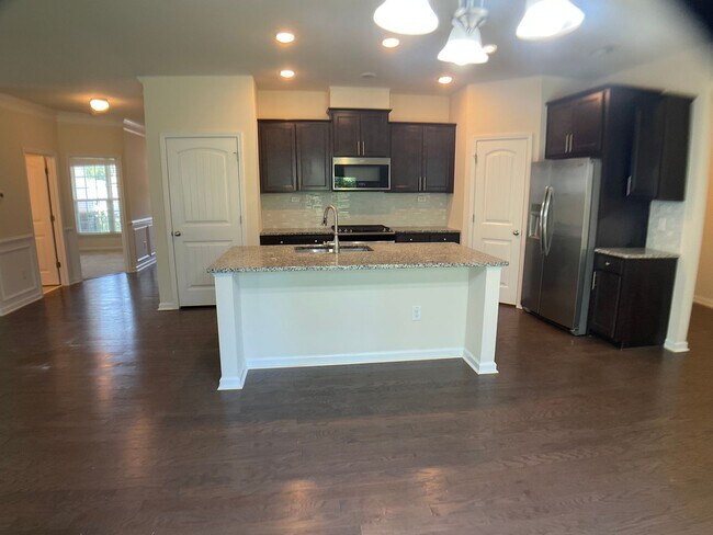 Building Photo - 4 Bed, 3 Bath in Desirable Apex