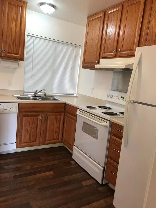 Building Photo - Davis 3 bedroom 2 bath condo in a great lo...