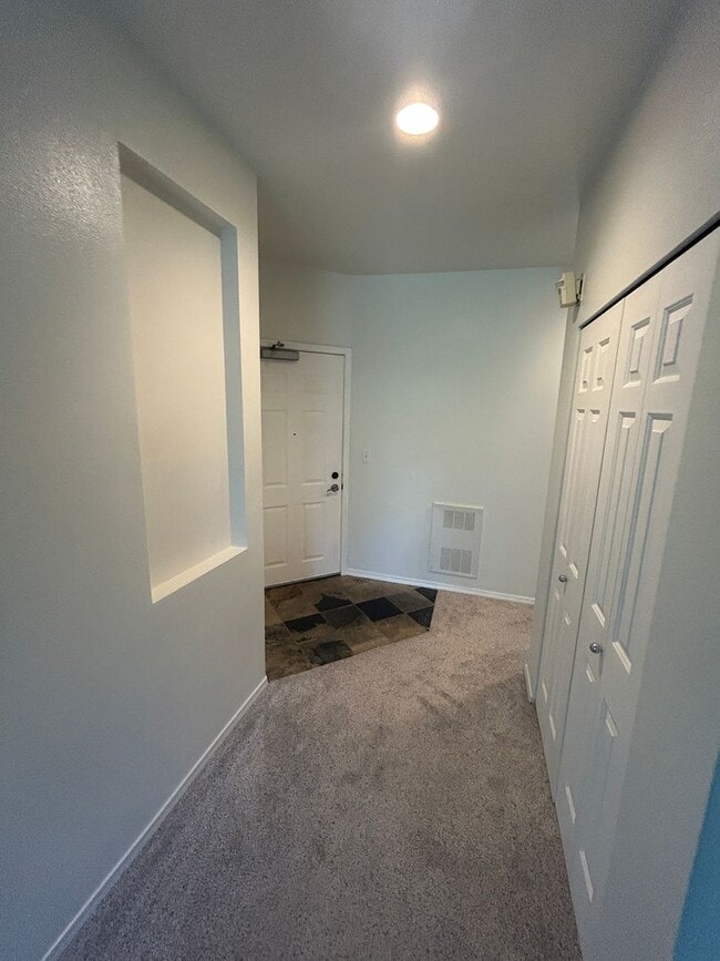 Building Photo - 3 Bed, 2 bath 3rd floor Condo w/garage in ...