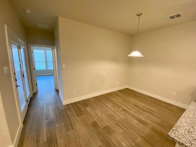 Building Photo - 3 Bed 2 Bath Townhome ~ Conveniently locat...