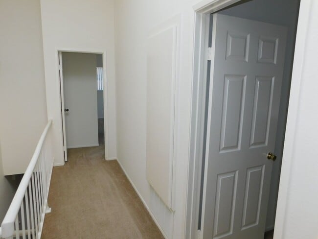 Building Photo - Lovely 2 BD 2.5 BA Two Story Townhouse