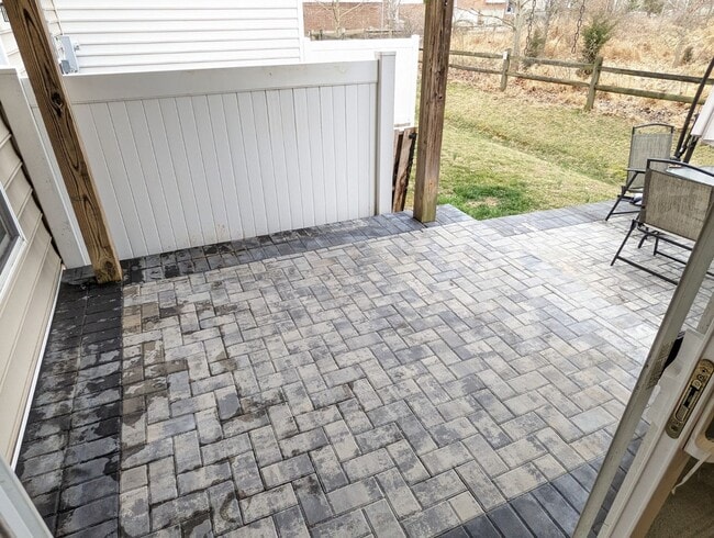Building Photo - Gorgeous 3 level townhouse in North Potoma...