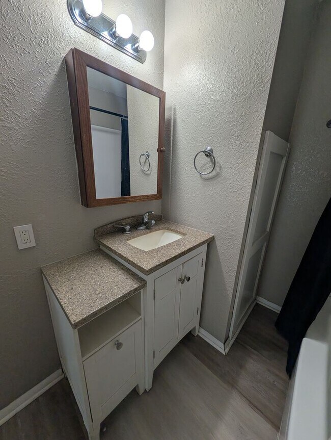 Building Photo - 1 Bedroom Home Pryor