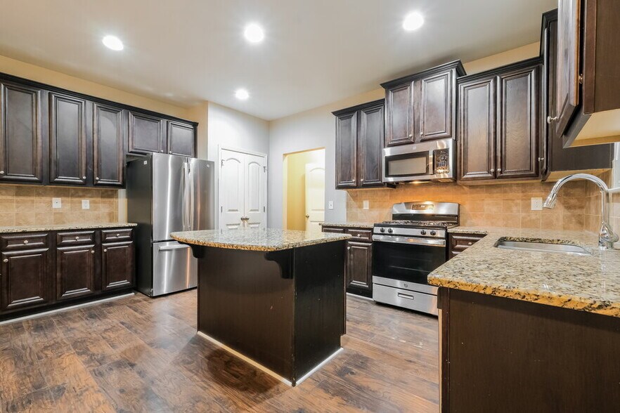 Building Photo - 559 Dahlia Dr