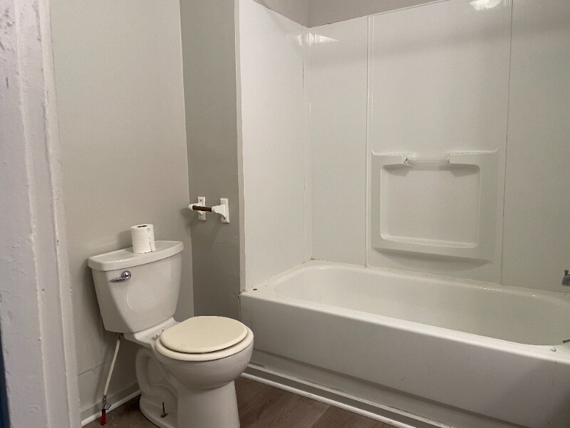 Building Photo - 422 S Oak St