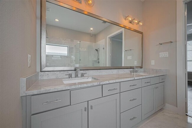 Building Photo - 5837 E Post Oak Ln