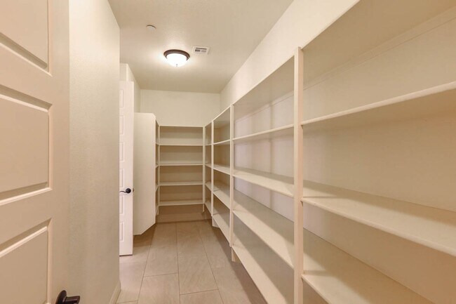 Building Photo - Stunning 5 Bed, 4 Full Baths And 2 Half Ba...