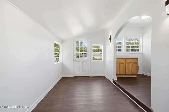 Building Photo - 557 E 60th St