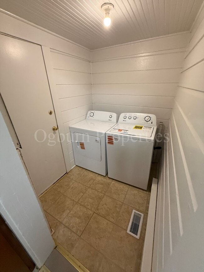 Building Photo - 614 Mulberry St SW