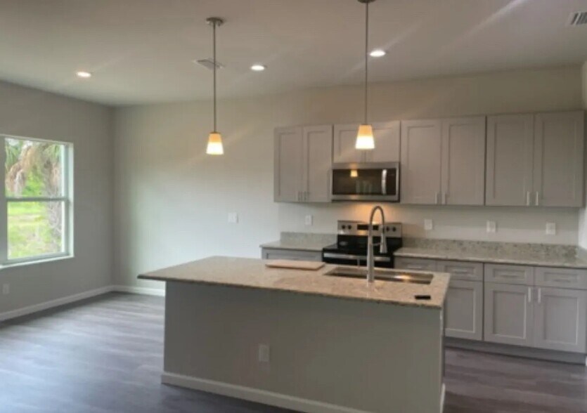 Building Photo - 548 Redwood Ave S