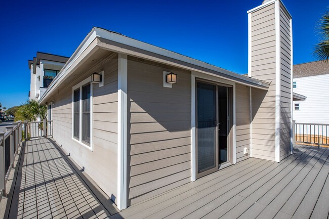 Building Photo - Renovated Beach House