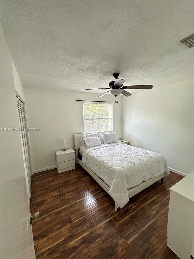 Building Photo - 9865 Riverside Dr