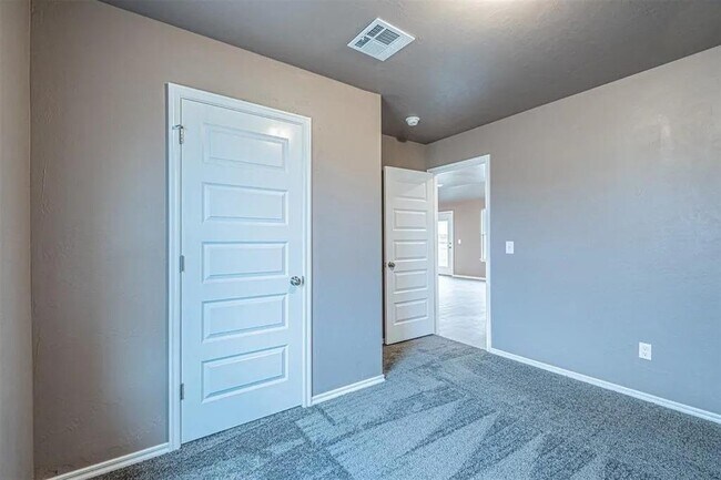 Building Photo - 1706 Highland Loop