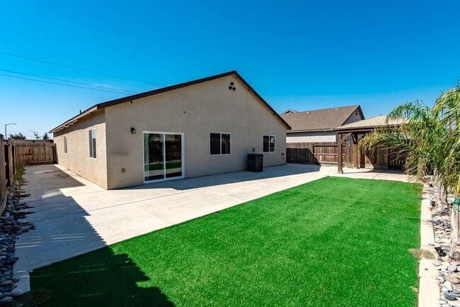 Building Photo - Modern, solar-ready, 3 bed / 2 bath House ...
