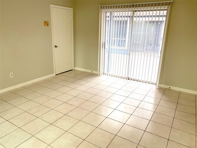 Building Photo - 14934 Elmont Dr
