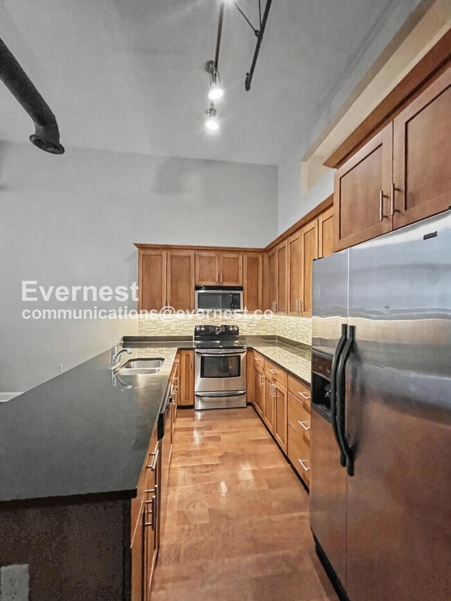 Building Photo - 2 Bed/2 Bath Condo with Modern Amenities / Pet-Friendly / Available Now!