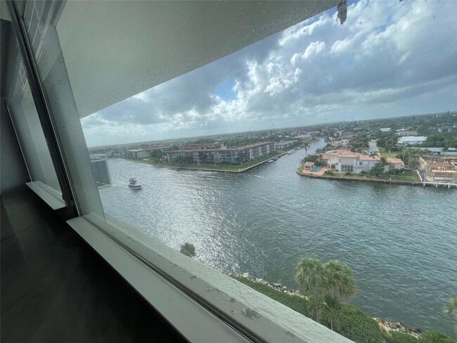 Building Photo - 1160 Hillsboro Mile Unit 904