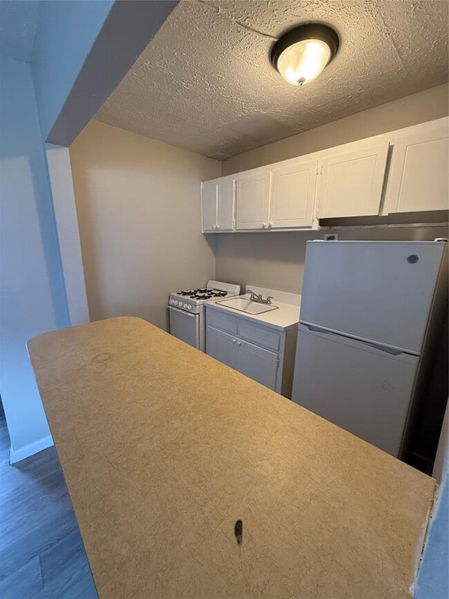 Building Photo - 1020 S Rock Island Ave