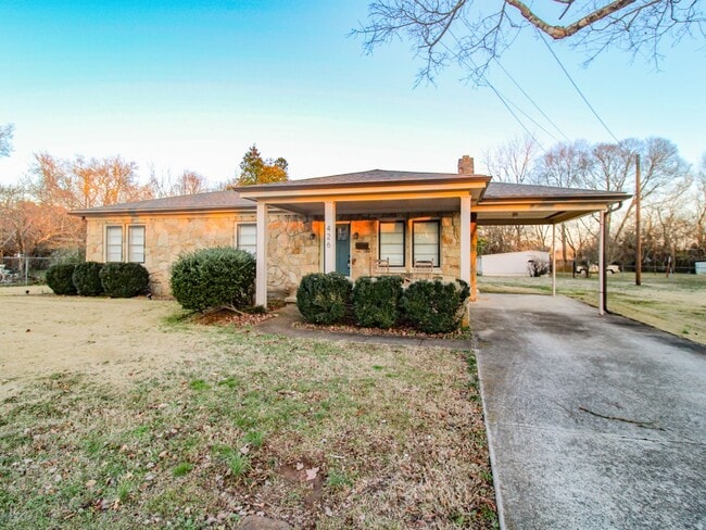 Building Photo - Downtown Athens! Walk to Athens State University! Lawn Care included!