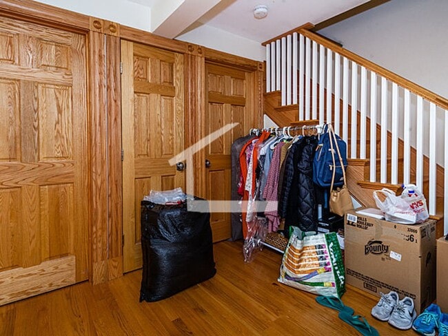 Building Photo - Nicely renovated, pet friendly 2 bed in the heart of Beacon Hill.