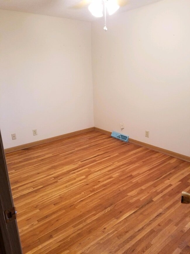 Building Photo - 2 Bedroom, 1.5 Bath Townhouse in Clinton, IA