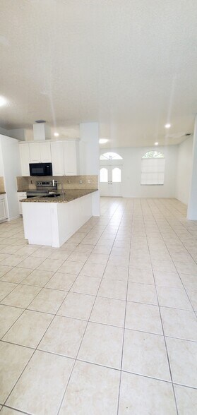 Building Photo - 420 SE 23rd Ln