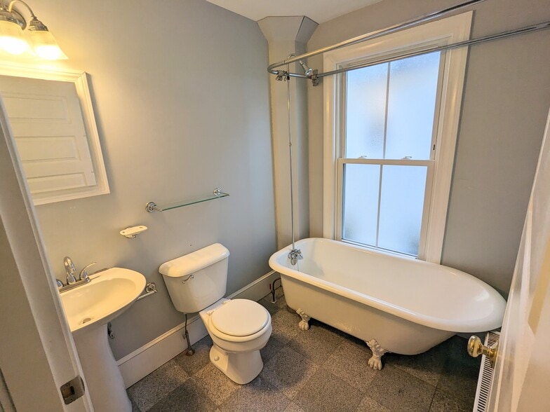 Building Photo - 56 Rackleff St